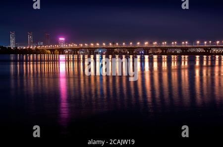 Vista Paton bridge a Kiev, Ucraina Foto Stock