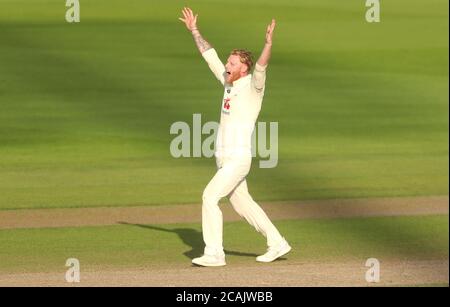 Il ben Stokes dell'Inghilterra celebra il wicket del Pakistan Mohammed Rizwan (non illustrato) durante il terzo giorno della prima partita di test all'Emirates Old Trafford, Manchester. Foto Stock