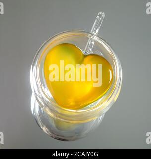 Vista dall'alto di un teacup trasparente a forma di cuore Foto Stock