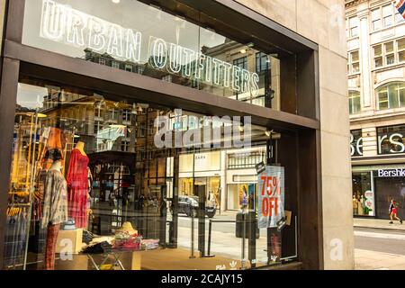 Negozio di moda Urban Outfitters su Oxford Street, nell'ovest di Londra Fine Foto Stock