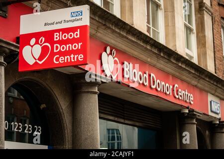 LONDRA- NHS Blood and Transplant Blood Donor Center, situato tra i negozi di alta strada nel centro di Londra Foto Stock