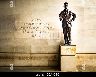 Londra - statua di George Orwell dello scultore britannico Martin Jennings all'edificio della BBC Broadcasting House Foto Stock