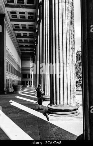 Colonne di pietra di fronte al Museo Altes, Berlino, Germania Foto Stock