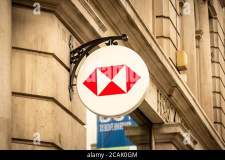 Segnaletica London-HSBC High Street Bank nel West End di Londra Foto Stock
