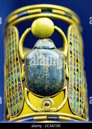 Il Cairo, Museo Egizio, necropoli reale di Tanis, sepoltura del re Psuscennes i: Uno dei due braccialetti che mostrano i cartoni del re. Foto Stock