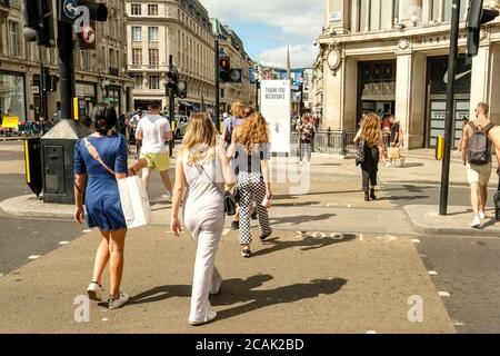 Londra - Agosto 2020: Acquirenti su Oxford Street nel West End Foto Stock