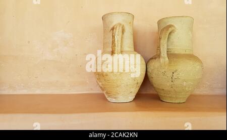 Due caraffe di argilla giallastra leggera su una mensola bianca, il Marocco Foto Stock