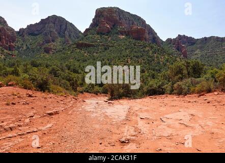 Esplorando i diversi sentieri e le strade secondarie intorno a Sedona, Arizona, si possono ammirare panorami incredibili e incredibili formazioni rocciose. Foto Stock