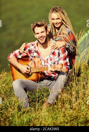 Aria fresca e sensazioni pure. Passeggiata romantica. Canzone romantica. L'amore li ispira. Bella coppia romantica felice sorridente volti natura sfondo. Ragazzo e ragazza con chitarra. Romanticismo escursionistico. Foto Stock