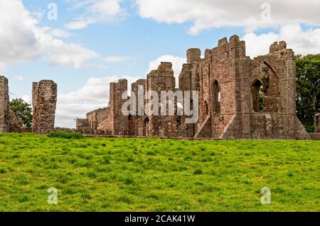 La piazza terminò il presbiterio all'estremità est del Vaste rovine del Priorato di Lindisfarne che conduce oltre la centrale e. Torri anteriori per la chiesa di Santa Maria Foto Stock