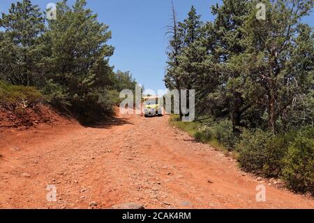 I veicoli fuoristrada giocano sulle piste di Sedona Arizona Foto Stock