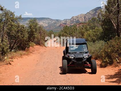 I veicoli fuoristrada giocano sulle piste di Sedona Arizona Foto Stock