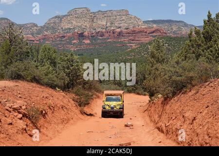 I veicoli fuoristrada giocano sulle piste di Sedona Arizona Foto Stock