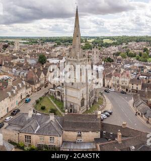 Fotografia aerea del centro cittadino di Stamford, Lincolnshire, UK. Mostra un cielo blu con nuvole, tetti graziosi e molte guglie della chiesa. Foto Stock