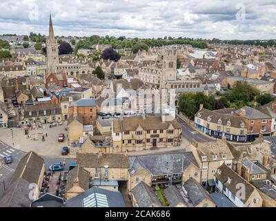 Fotografia aerea del centro cittadino di Stamford, Lincolnshire, UK. Mostra un cielo blu con nuvole, tetti graziosi e molte guglie della chiesa. Foto Stock