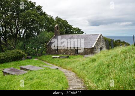 La Chiesa di San Beuno a Pistyll, sulla penisola di Llyn, nel Galles del Nord, risale al XII secolo. E' ora un edificio classificato di grado I. Foto Stock