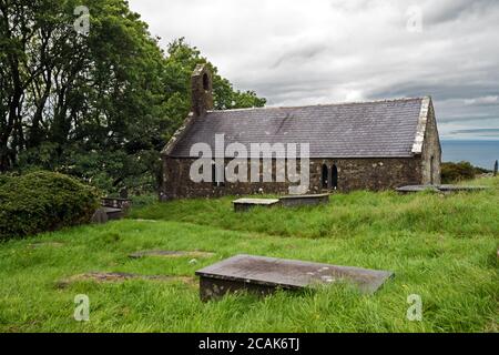 La Chiesa di San Beuno a Pistyll, sulla penisola di Llyn, nel Galles del Nord, risale al XII secolo. E' ora un edificio classificato di grado I. Foto Stock