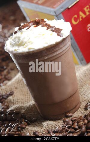 Colpo verticale di cappuccino ghiacciato con panna montata e cioccolato smalto sulla parte superiore Foto Stock