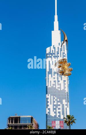 Batumi, Adjara, Georgia - 3 maggio 2018: Torre del grattacielo dell'Università tecnologica con ruota panoramica dorata. È il primo grattacielo mai presente nel mondo Foto Stock