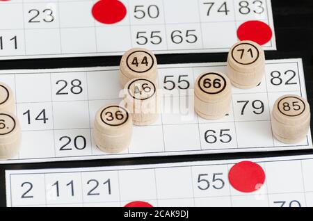 Lotto in legno barili, carte e patatine per giocare. Foto Stock