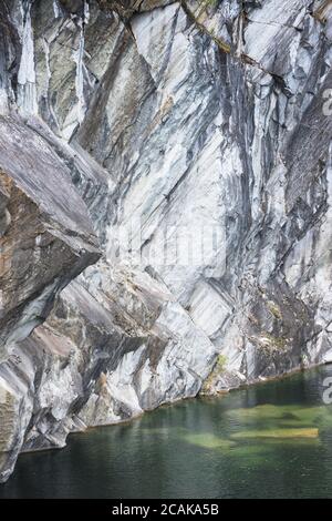 Splendidi paesaggi naturali del parco montano Ruskeala in Carelia. Cava di marmo allagata Foto Stock