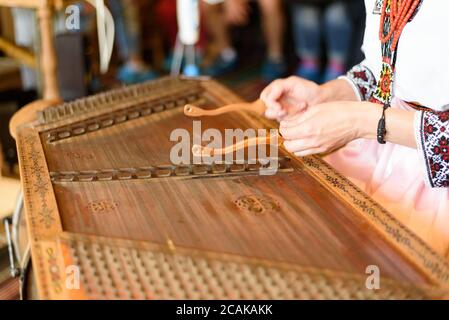 Ragazza che gioca i piatti nel costume nazionale ucraino. Primo piano. Foto Stock