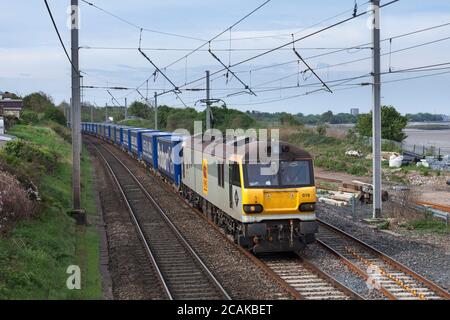 Locomotiva elettrica classe 92 92019 trasporto del container intermodale Eddie Stobart / Tesco senza trasporto di co2 sulla linea principale della costa occidentale Foto Stock