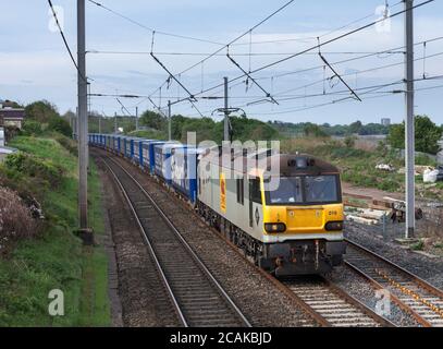 Locomotiva elettrica classe 92 92019 trasporto del container intermodale Eddie Stobart / Tesco senza trasporto di co2 sulla linea principale della costa occidentale Foto Stock