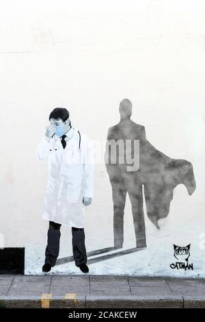 Murale del medico stanco di NHS durante la pandemia di Coronavirus da parte del catman a Whitstable, Regno Unito Foto Stock