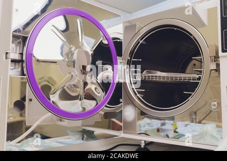 Sterilizzazione in autoclave in odontoiatria . Moderno sterilizzatore per  autoclave da laboratorio per la pulizia di utensili dentali nel reparto di  sterilizzazione odontoiatrica Foto stock - Alamy