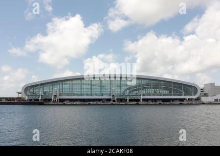 Norwegian Cruise Line's The Pearl of Miami, Terminal B, vista dall'altra parte dell'acqua a PortMiami, capitale mondiale delle crociere, a Miami, Florida, USA Foto Stock