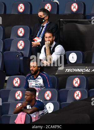 Sergio Ramos del Real Madrid negli stand durante la UEFA Champions League, round del 16, seconda tappa allo stadio Etihad di Manchester. Foto Stock