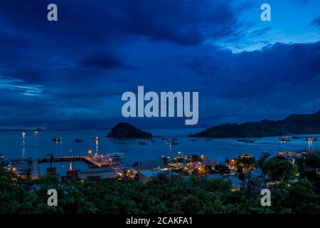 Vista panoramica sul porto di Labuan Bajo la sera al crepuscolo, Flores, Indonesia Foto Stock