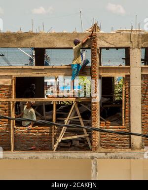 Flores, Indonesia - 10 aprile 2018: Mancanza di salute e sicurezza nel cantiere indonesiano, Flores, Indonesia Foto Stock