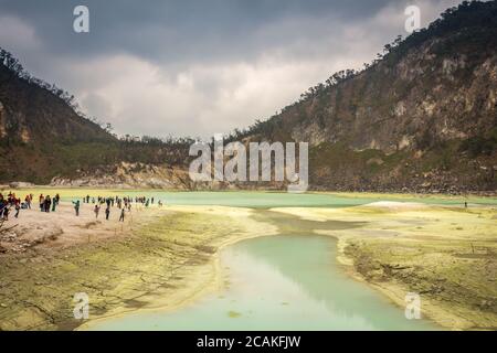 Turisti al lago vulcanico cratere di zolfo di Kawah Putih, Bandung, Indonesia Foto Stock