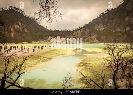 Turisti al lago vulcanico cratere di zolfo di Kawah Putih, Bandung, Indonesia Foto Stock