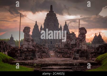 Tramonto al Tempio di Sewu, con il Monte Merapi sullo sfondo, Yogyakarta, Indonesia Foto Stock