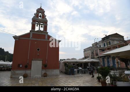 La chiesa nella piazza principale della città di Gaios, Paxos, Grecia Foto Stock