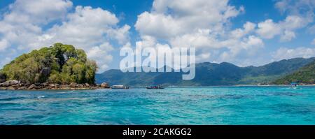 Le acque turchesi blu al largo di Palua Rengis in una giornata nuvolosa, Isola di Tiomen, Malesia Foto Stock