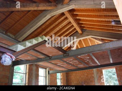 soffitto di una casa residenziale domestica in costruzione con rosso mattoni e travi a vista Foto Stock