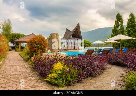 Una villa Bataknese sulla riva del lago Toba, all'interno del cratere vulcanico, Sumatra settentrionale, Indonesia Foto Stock