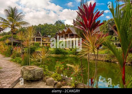 Un lago e un'architettura Bataknese sulla riva del lago Toba, Sumatra settentrionale, Indonesia Foto Stock