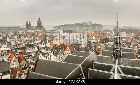 Vista dalla torre dell'Oude Kerk (la Chiesa Vecchia) sul tetto della chiesa e la torre più piccola, e il centro città con le vecchie case medievali di Amsterdam Foto Stock