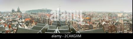 Vista dalla torre dell'Oude Kerk (la Chiesa Vecchia) sul tetto della chiesa e la torre più piccola, e il centro città con le vecchie case medievali di Amsterdam Foto Stock