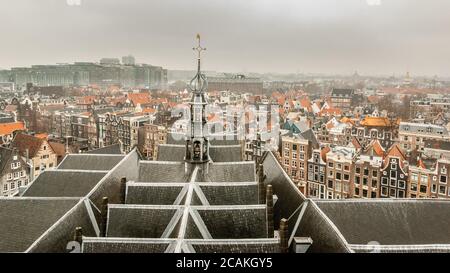 Vista dalla torre dell'Oude Kerk (la Chiesa Vecchia) sul tetto della chiesa e la torre più piccola, e il centro città con le vecchie case medievali di Amsterdam Foto Stock