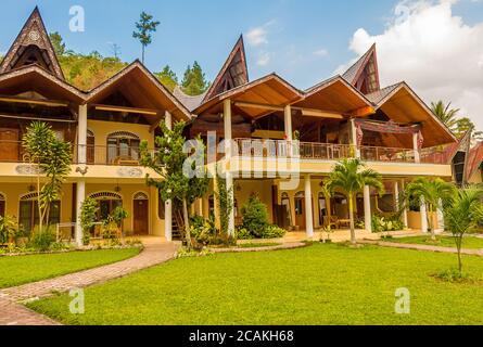 Architettura Bataknese sull'isola di Samosir, lago Toba, Sumatra settentrionale, Indonesia Foto Stock