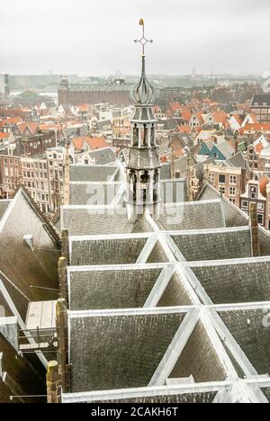 Vista dalla torre dell'Oude Kerk (la Chiesa Vecchia) sul tetto della chiesa e la torre più piccola, e il centro città con le vecchie case medievali di Amsterdam Foto Stock