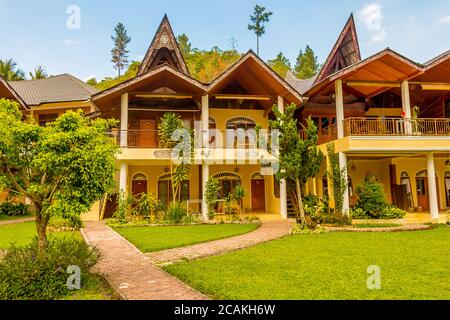 Architettura Bataknese sull'isola di Samosir, lago Toba, Sumatra settentrionale, Indonesia Foto Stock