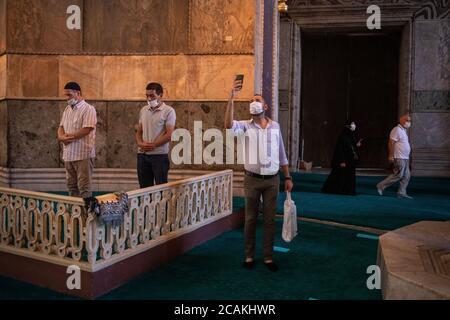 Musulmani che visitano la Moschea di Santa Sofia e pregano allo stesso tempo. La moschea di Santa Sofia è stata aperta ai visitatori dopo la preghiera del venerdì. Con la conversione Foto Stock