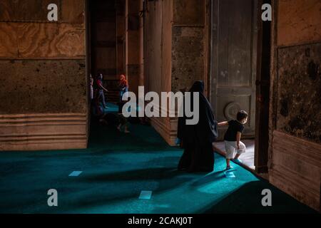 Musulmani che visitano la Moschea di Santa Sofia e pregano allo stesso tempo. La moschea di Santa Sofia è stata aperta ai visitatori dopo la preghiera del venerdì. Con la conversione Foto Stock